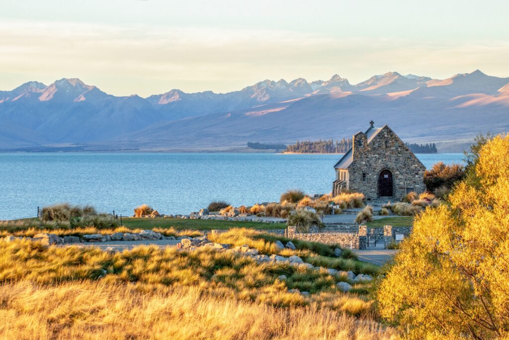 Schitterende zonsondergang van Lake Tekapo in Nieuw-Zeeland